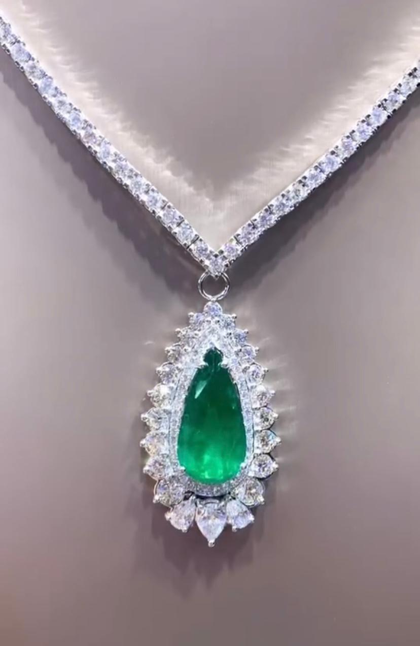 Taille poire Pendentif en or 18 carats avec émeraude de Zambie certifiée AIG de 12,00 carats et diamants de 5,60 carats en vente