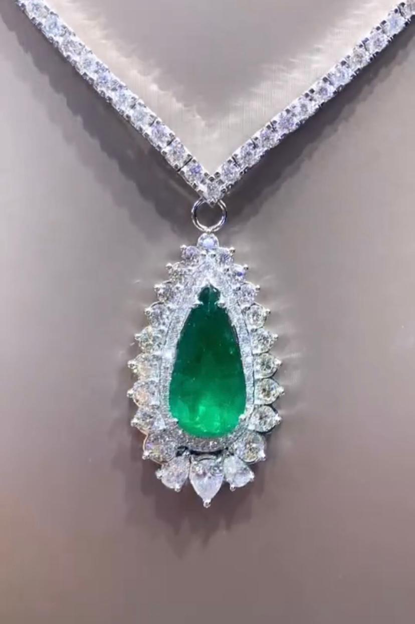 Pendentif en or 18 carats avec émeraude de Zambie certifiée AIG de 12,00 carats et diamants de 5,60 carats Neuf - En vente à Massafra, IT
