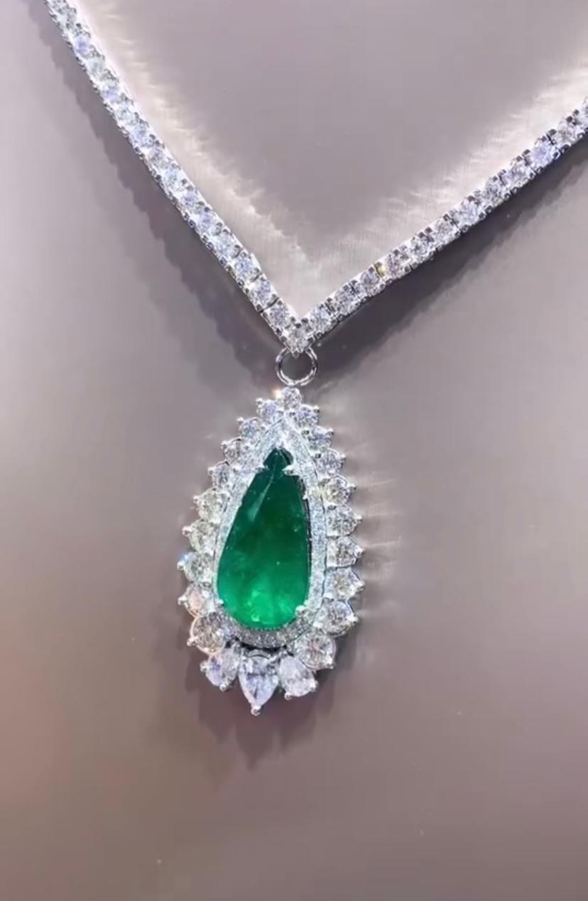 Pendentif en or 18 carats avec émeraude de Zambie certifiée AIG de 12,00 carats et diamants de 5,60 carats Pour femmes en vente