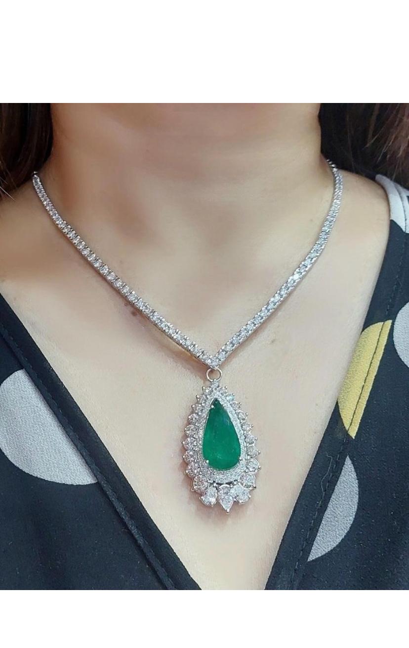 Pendentif en or 18 carats avec émeraude de Zambie certifiée AIG de 12,00 carats et diamants de 5,60 carats en vente 1