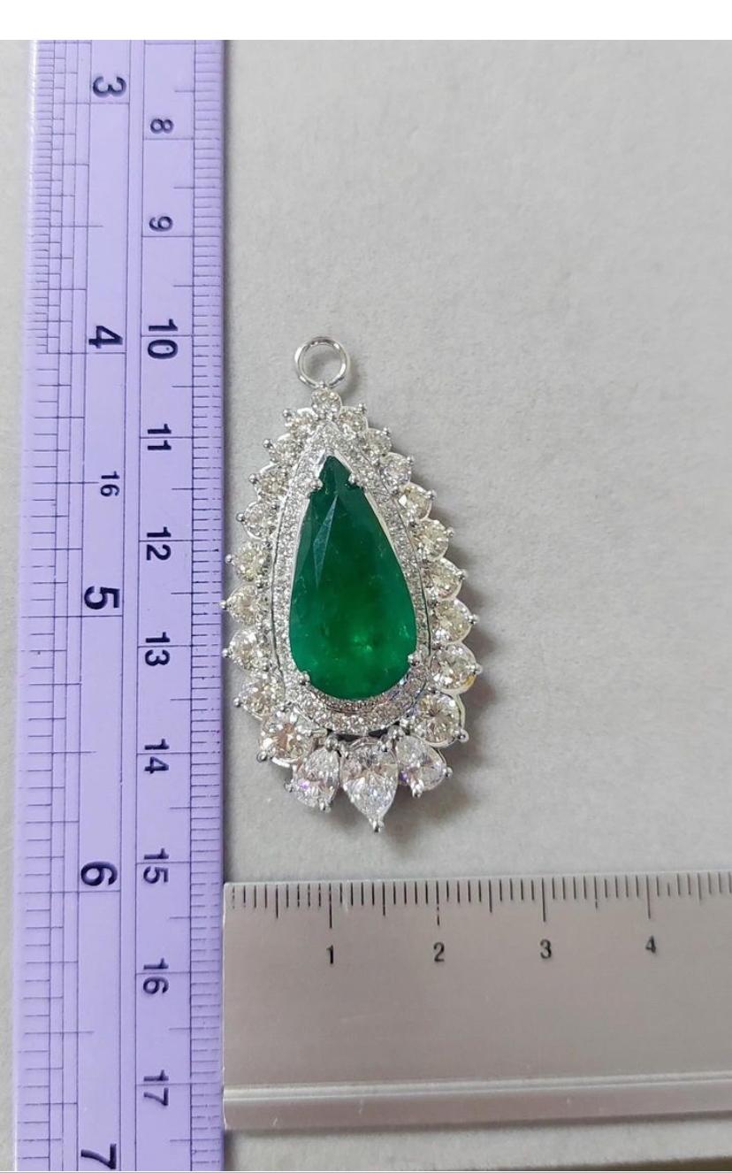 Pendentif en or 18 carats avec émeraude de Zambie certifiée AIG de 12,00 carats et diamants de 5,60 carats en vente 2