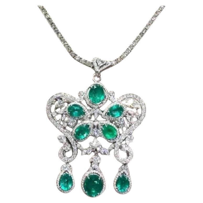 Un exclusivo colgante para collar de Esmeraldas y Diamantes con un diseño refinado e intrincado.
Diseñada con especial atención a los detalles, esta pieza evoca lujo y encanto .
Magnífico colgante de oro de 18 quilates con lustrosas Esmeraldas de