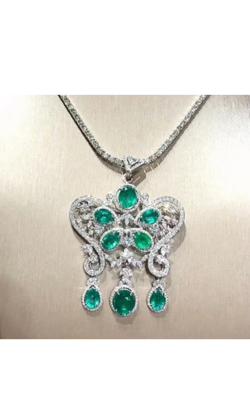 Colgante de oro de 18 quilates con esmeraldas de Zambia de 12,00 quilates y 10,00 quilates de diamantes, con certificado AIG Corte mixto en venta