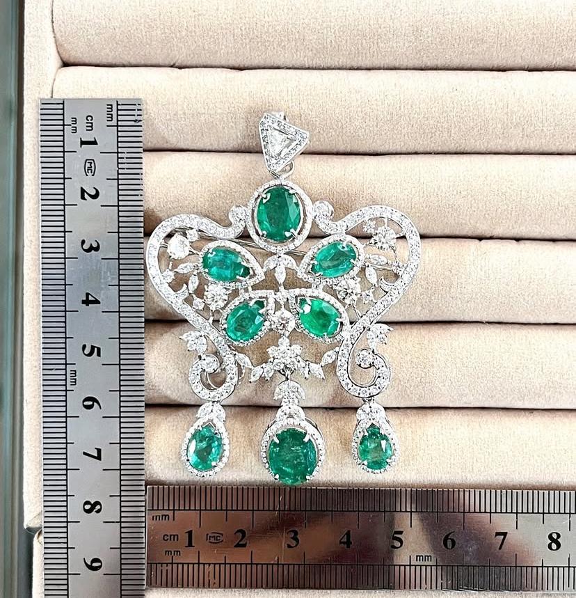 Colgante de oro de 18 quilates con esmeraldas de Zambia de 12,00 quilates y 10,00 quilates de diamantes, con certificado AIG en Nuevo estado para la venta en Massafra, IT