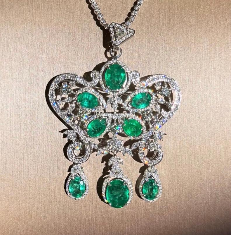 De las mujeres Colgante de oro de 18 quilates con esmeraldas de Zambia de 12,00 quilates y 10,00 quilates de diamantes, con certificado AIG en venta