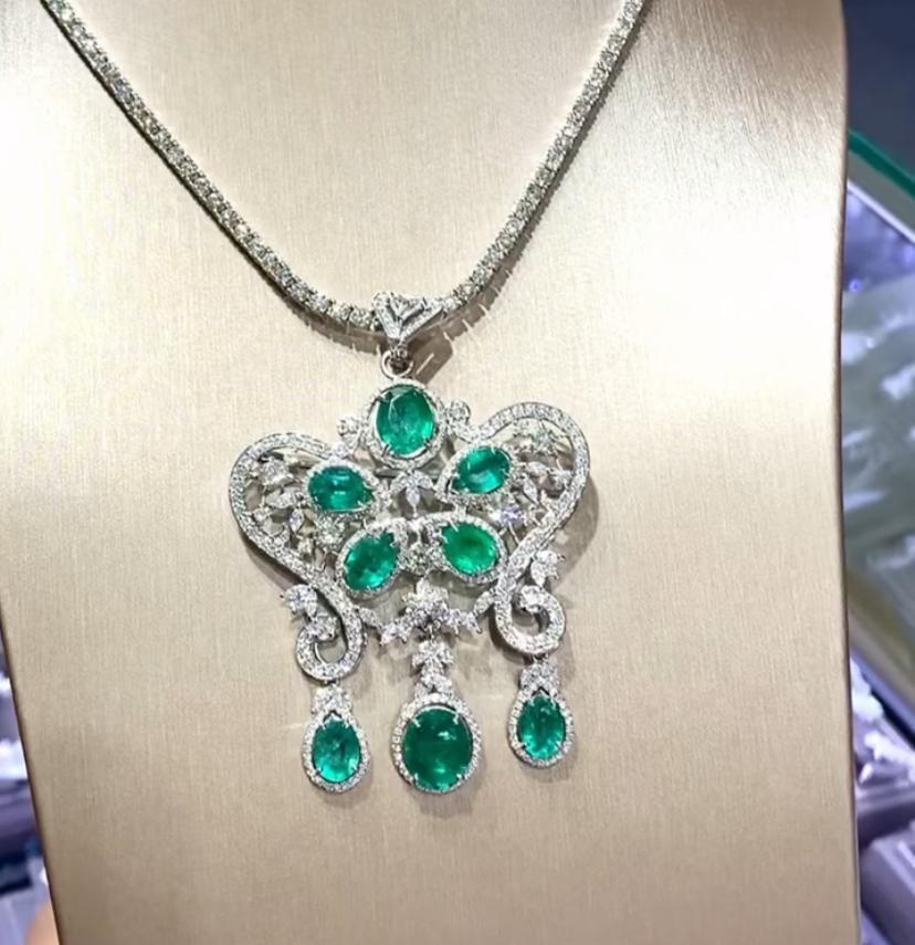 Colgante de oro de 18 quilates con esmeraldas de Zambia de 12,00 quilates y 10,00 quilates de diamantes, con certificado AIG en venta 4