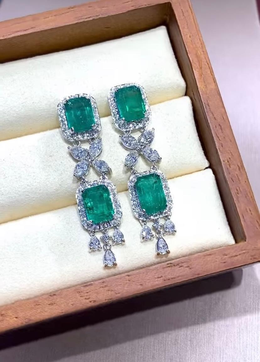 Taille émeraude Certifié par l'AIG  12.00 Ct Emeraudes de Zambie  Boucles d'oreilles en or 18K avec 3,00 ct de diamants en vente