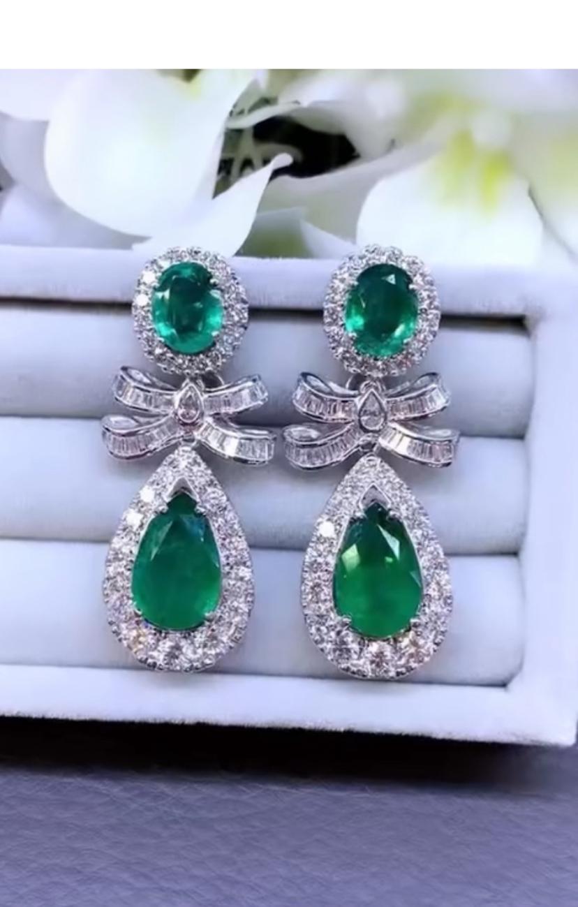 Uno squisito paio di orecchini dallo stile sofisticato e romantico, progettato con attenzione ai dettagli e ai particolari. Aggiungi un tocco di classe e di grazia al tuo look.
I magnifici orecchini sono realizzati in oro 18 carati con 4 pezzi di