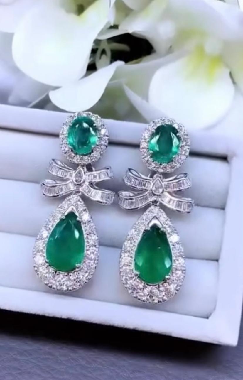 Orecchini in oro 18k con smeraldi dello Zambia certificati AIG da 12,00 carati e diamanti da 5,50 carati In condizioni Nuovo in vendita a Massafra, IT