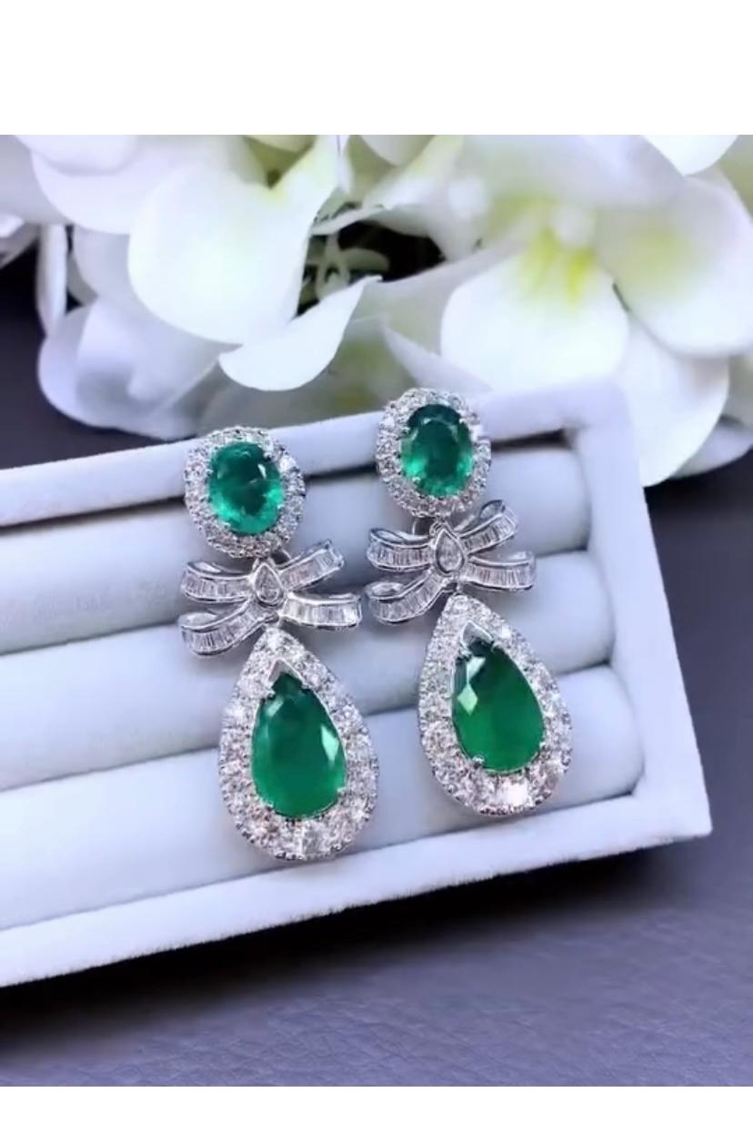 Donna Orecchini in oro 18k con smeraldi dello Zambia certificati AIG da 12,00 carati e diamanti da 5,50 carati in vendita