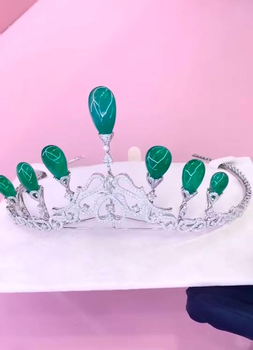 AIG Certified 120.00 Carat Zambian Emerald 12.80 Carat Diamonds 18K Gold Tiara In New Condition For Sale In Massafra, IT