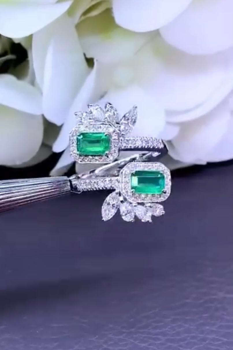 Mixed Cut AIG Certified 1.21 Ct Zambian Emeralds 1.15 Ct Diamonds 18k Gold Ring For Sale