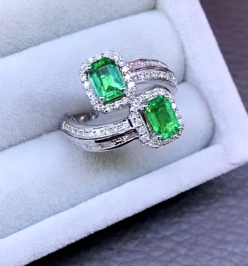 AIG Certified 1.21 Ct Zambian Emeralds  Diamonds 18k Gold Contraire Ring In New Condition For Sale In Massafra, IT