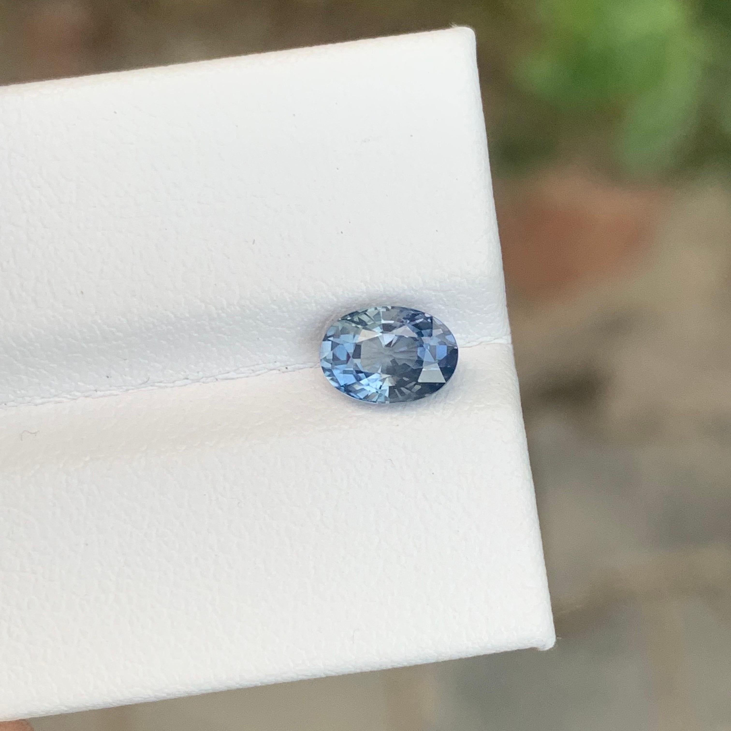 Arts and Crafts Gemma di forma ovale di zaffiro sciolto naturale del Madagascar certificata AIG da 1,23 carati in vendita