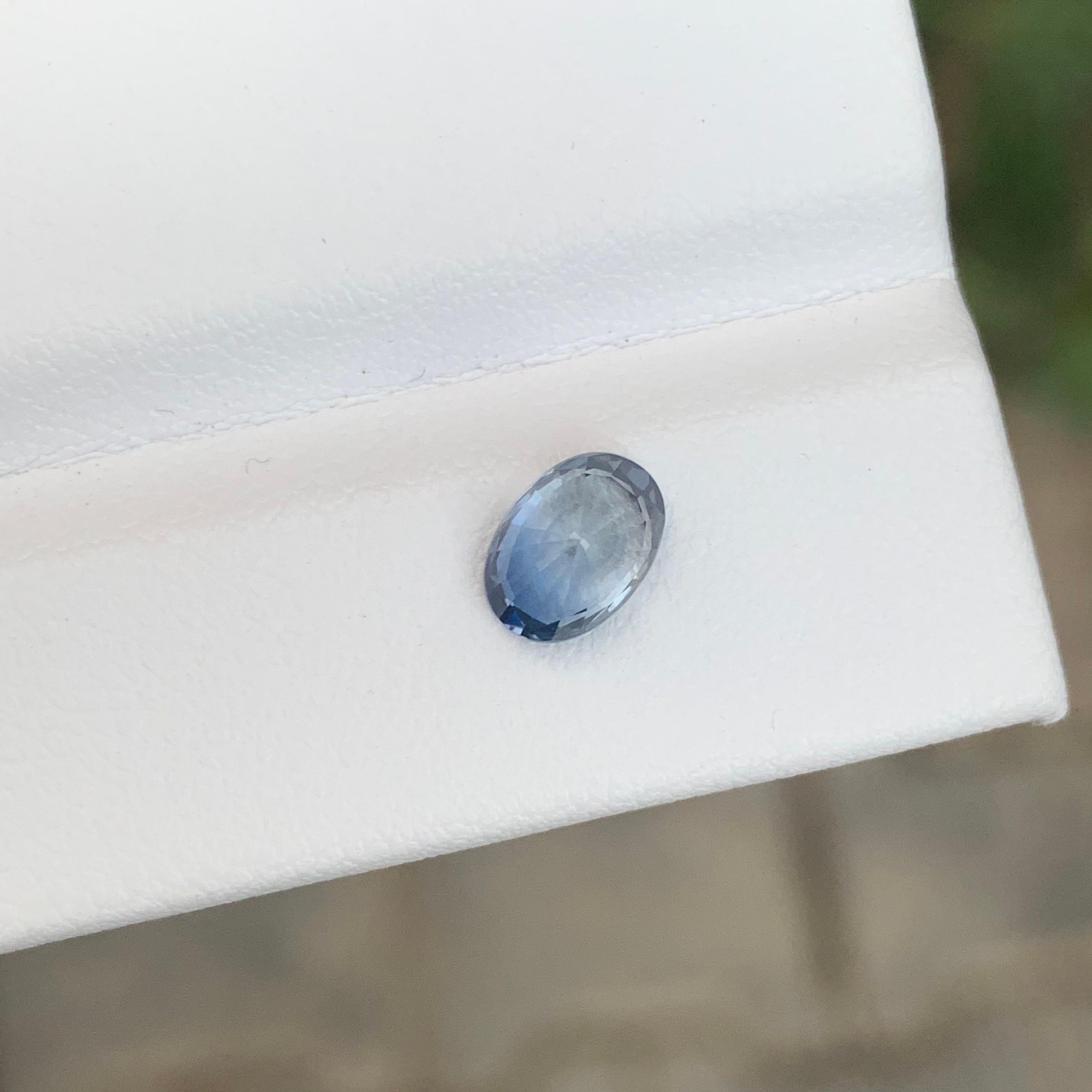 Taglio cuscino Gemma di forma ovale di zaffiro sciolto naturale del Madagascar certificata AIG da 1,23 carati in vendita