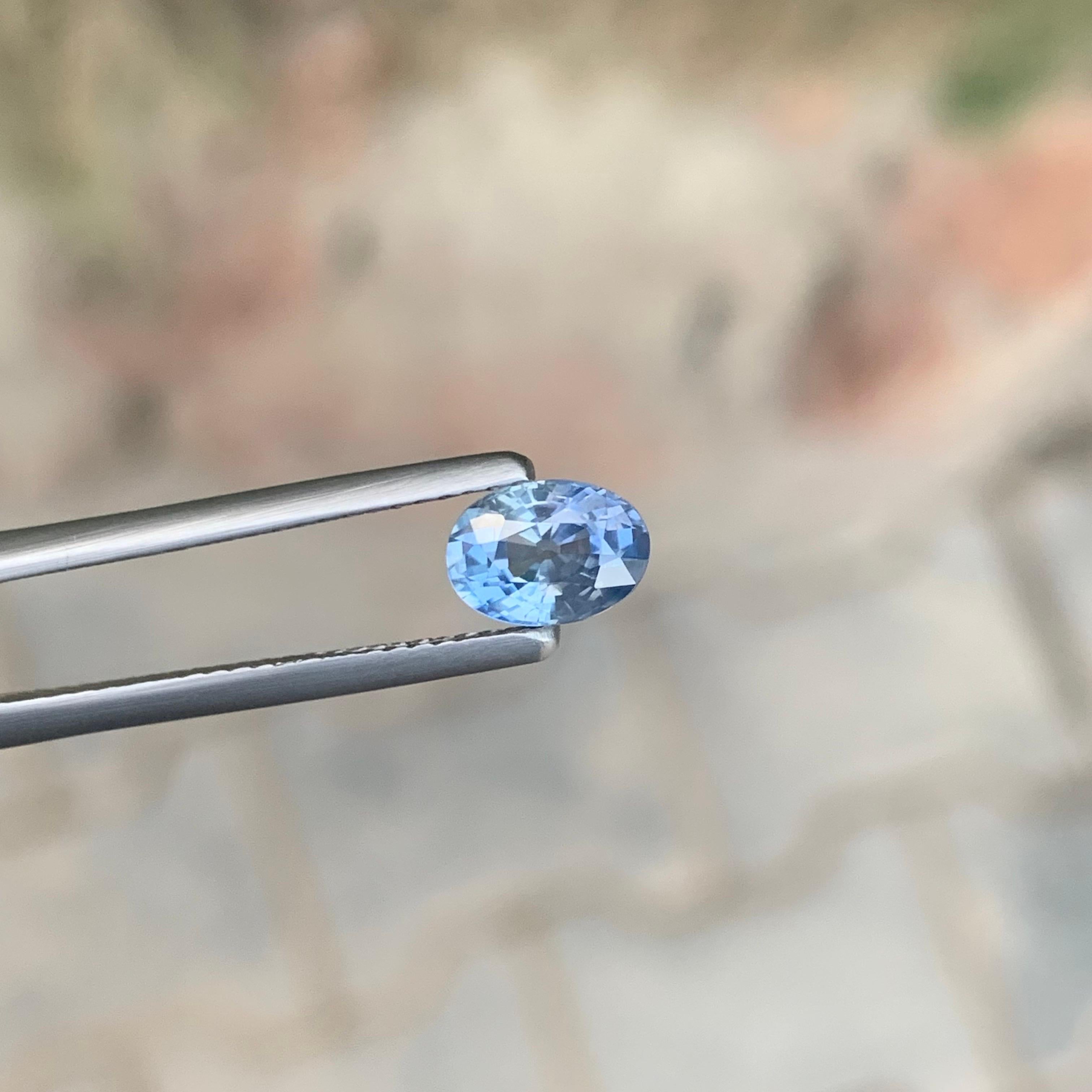 Gemma di forma ovale di zaffiro sciolto naturale del Madagascar certificata AIG da 1,23 carati In condizioni Nuovo in vendita a Peshawar, PK