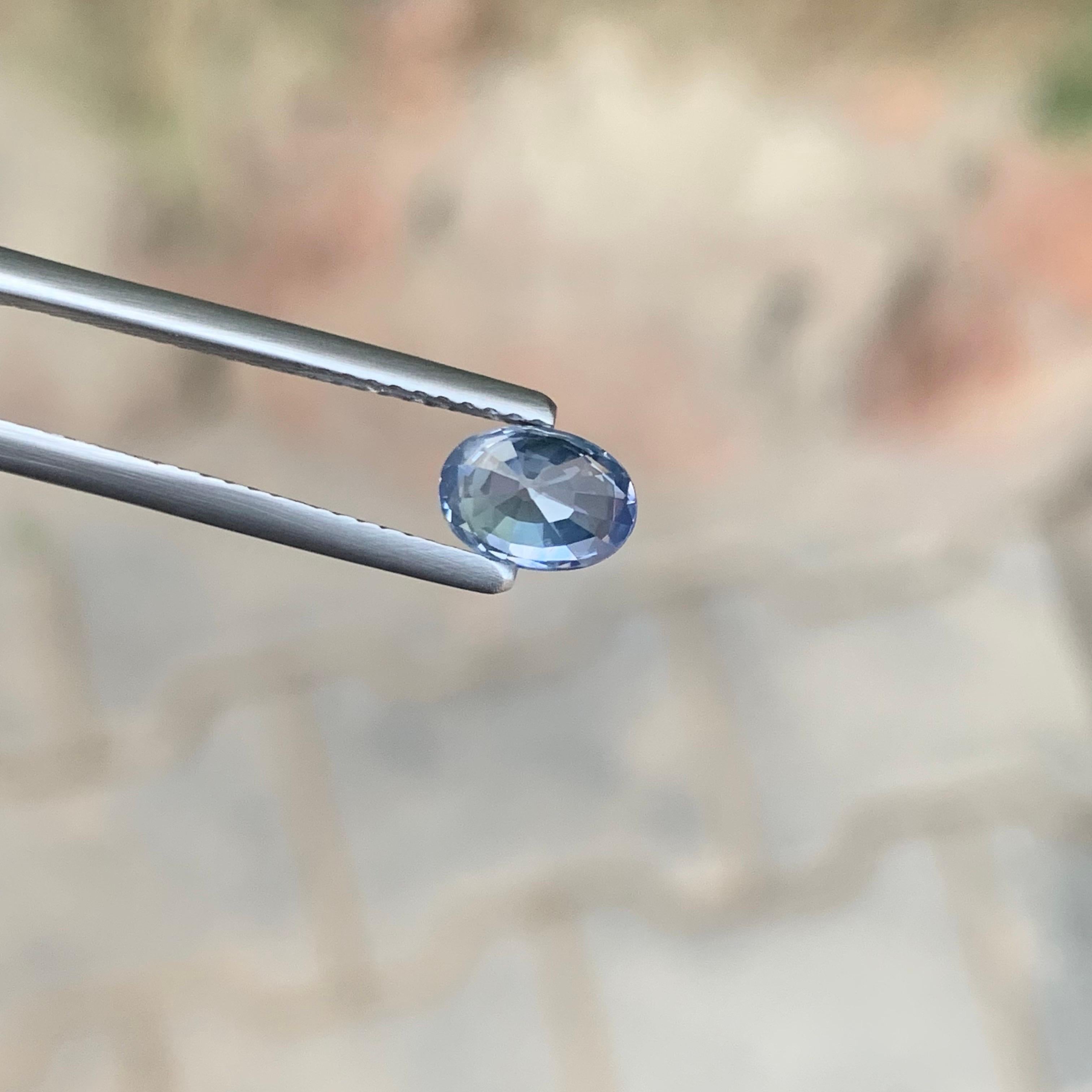 da uomo o donna Gemma di forma ovale di zaffiro sciolto naturale del Madagascar certificata AIG da 1,23 carati in vendita