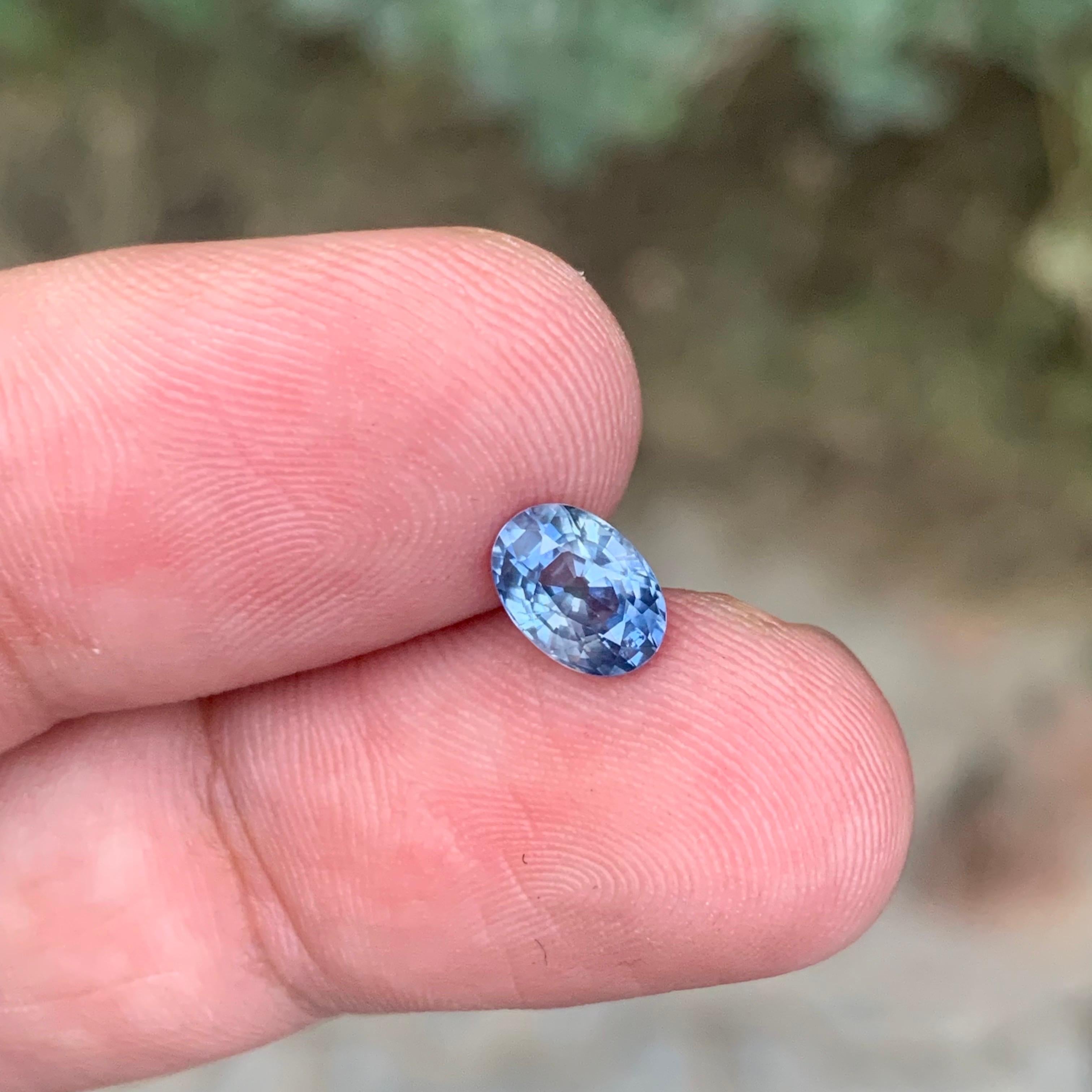 Gemma di forma ovale di zaffiro sciolto naturale del Madagascar certificata AIG da 1,23 carati in vendita 1