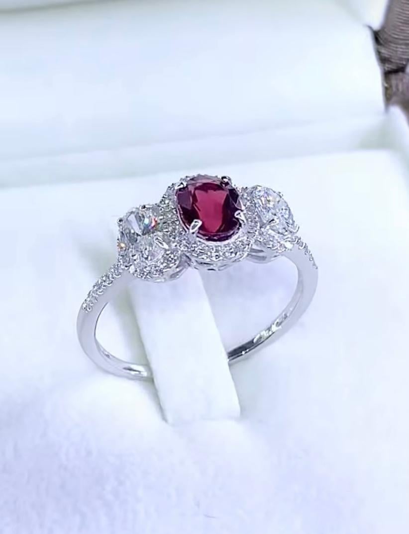 De las mujeres Anillo de oro de 18 quilates con diamantes de rubí siamés certificado por AIG de 1,23 quilates en venta