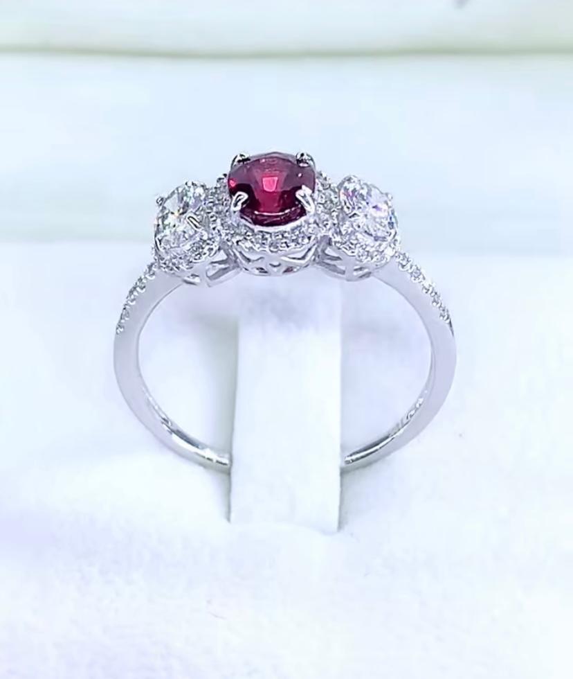Anillo de oro de 18 quilates con diamantes de rubí siamés certificado por AIG de 1,23 quilates en venta 1