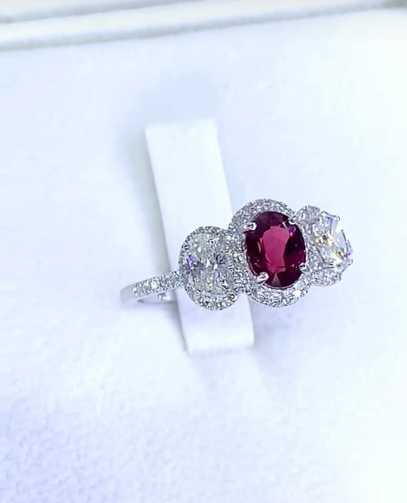 Anillo de oro de 18 quilates con diamantes de rubí siamés certificado por AIG de 1,23 quilates en venta 3