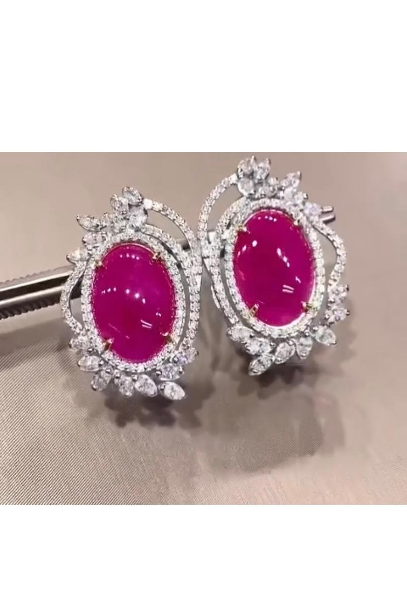 Ein exquisiter Ohrring aus Burma Rubis und Diamanten strahlt zeitlose Eleganz aus.
Die mit Diamanten besetzten Rubine verleihen jedem Ensemble einen Hauch von Raffinesse.
Jeder einzelne der zarten Edelsteine wird mit viel Liebe zum Detail gefertigt