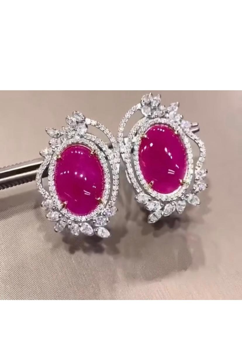 Unos exquisitos pendientes de Rubis de Birmania y Diamantes destilan elegancia atemporal.
Los Rubíes, adornados con impresionantes Diamantes, añaden un toque de sofisticación a cualquier conjunto.
Cada una de las delicadas gemas , están