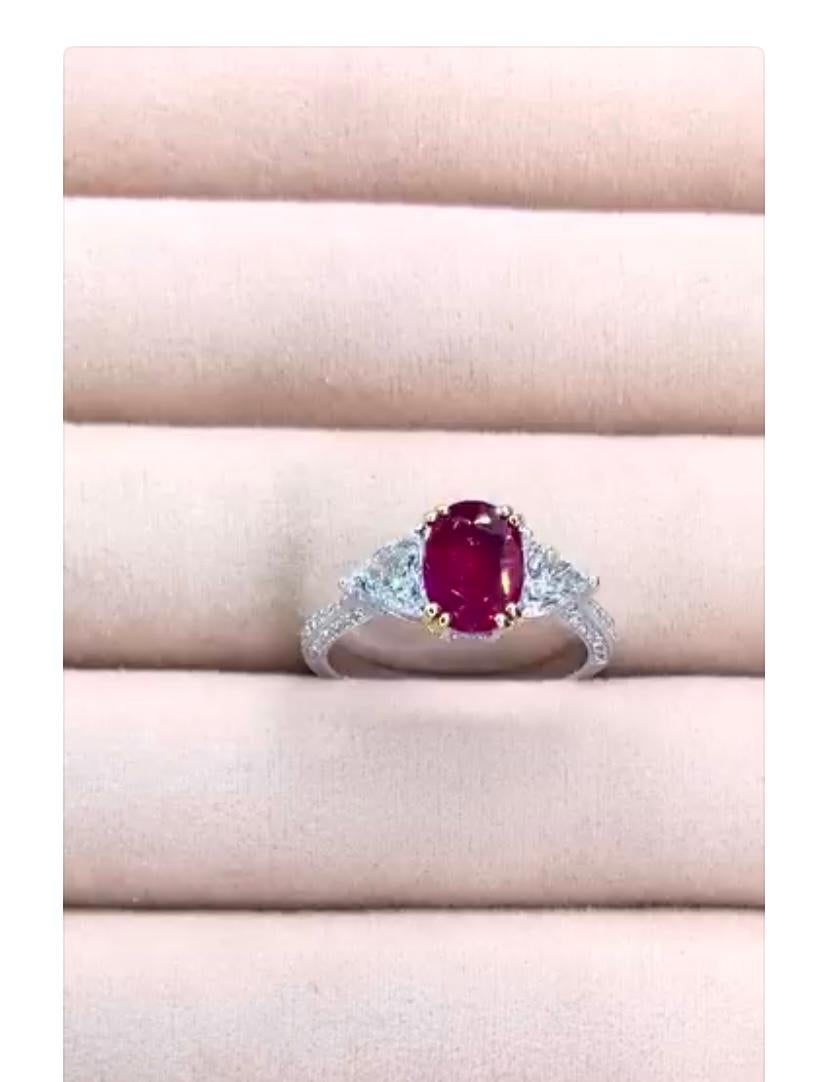 Anillo de oro de 18 quilates con 1,25 diamantes de rubí birmano certificado por AIG Corte oval en venta