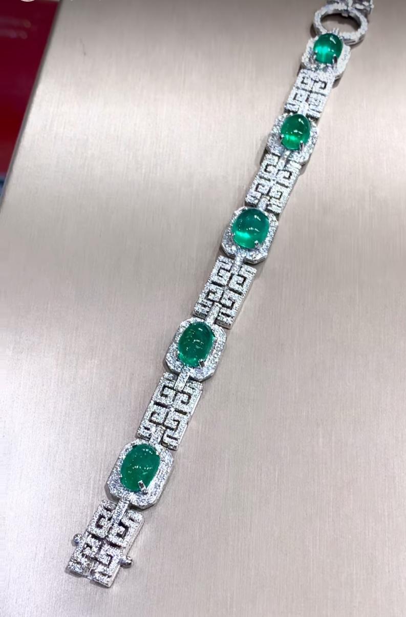 Spectacular Emeralds and Diamonds bracelet.
Elegant and mesmerizing ,this stunning emeralds bracelet , effortlessly marries the beauty of emeralds with the brilliance of diamonds.
The perfect combination to add a touch of sophistication and allure