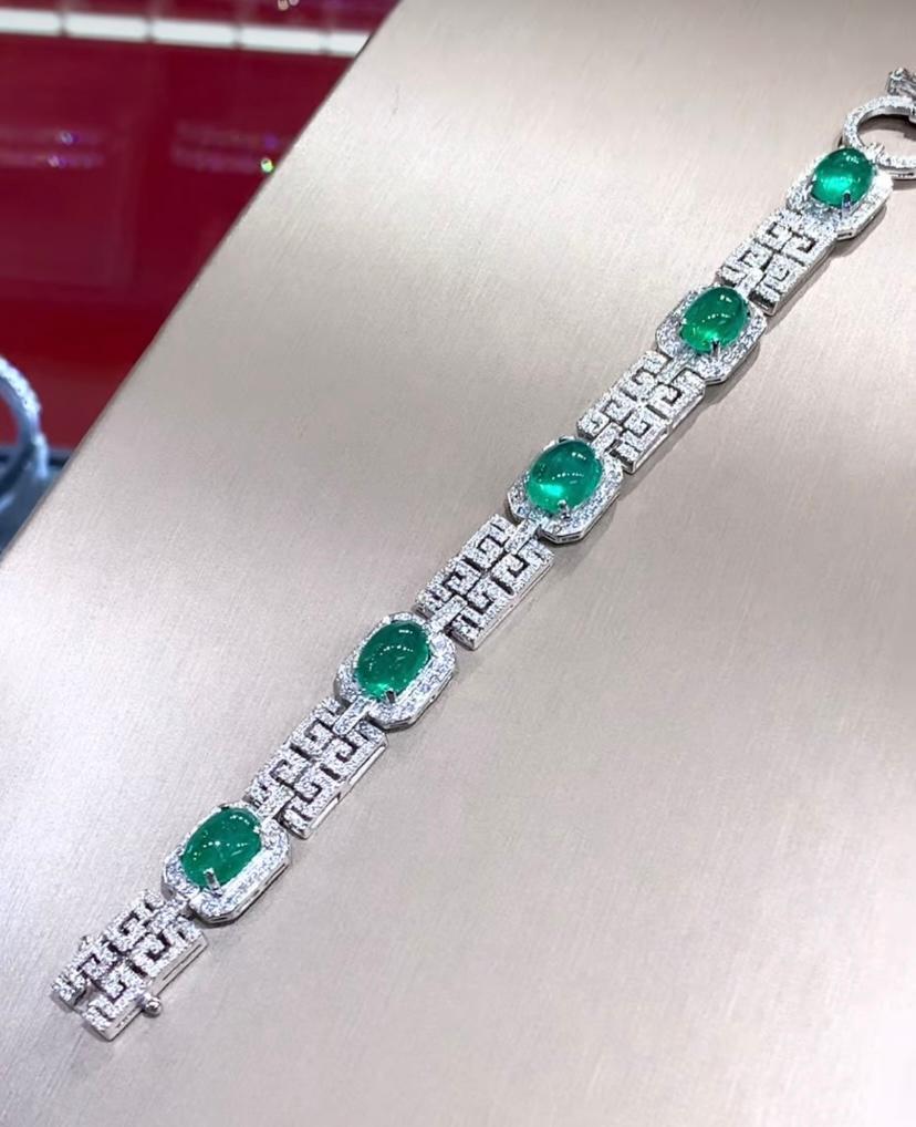 AIG Certified 13.00 Carat Zambian Emeralds  2.50 Ct Diamonds 18K Gold Bracelet For Sale 2