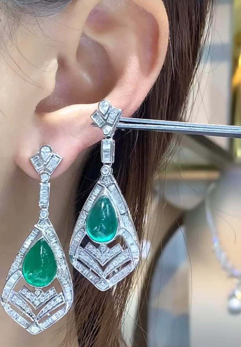 Taille cabochon Boucles d'oreilles en or 18 carats certifiées AIG 13,00 carats d'émeraudes zambiennes 2,50 ct de diamants en vente