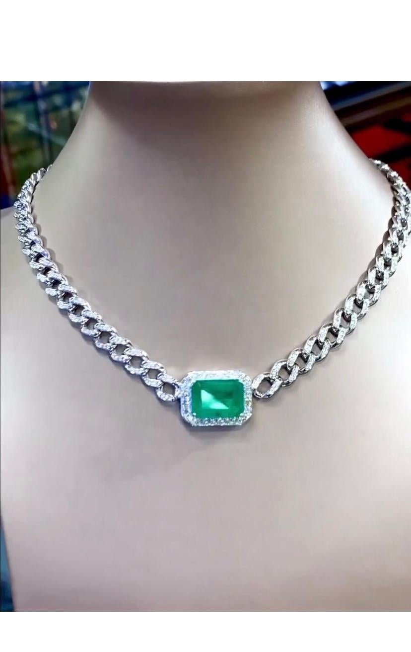 An exclusive choker in contemporary design, so modern and particular, by Italian designers.
Necklace/choker come in 18K gold with a central Natural Zambian Emerald, perfect cut , fine quality , spectacular color, of 13.00 carats, and Natural