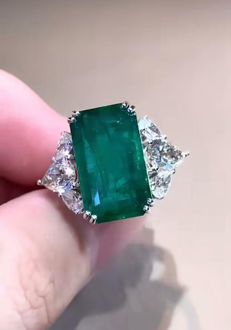 Goldring, IGI-zertifizierter 13,00 Karat sambischer Smaragd, GIA-zertifizierter 2,00 Karat Diamanten (Smaragdschliff) im Angebot