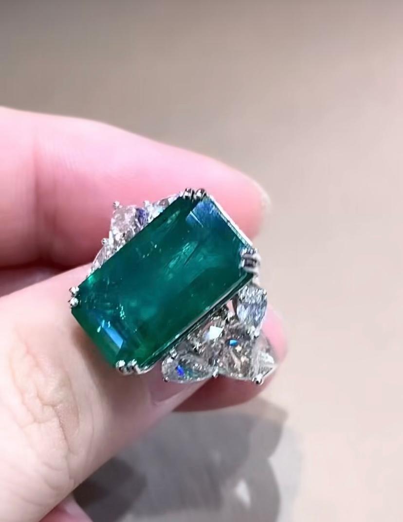 Goldring, IGI-zertifizierter 13,00 Karat sambischer Smaragd, GIA-zertifizierter 2,00 Karat Diamanten im Zustand „Neu“ im Angebot in Massafra, IT