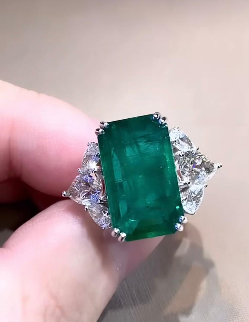 Goldring, IGI-zertifizierter 13,00 Karat sambischer Smaragd, GIA-zertifizierter 2,00 Karat Diamanten im Angebot 1
