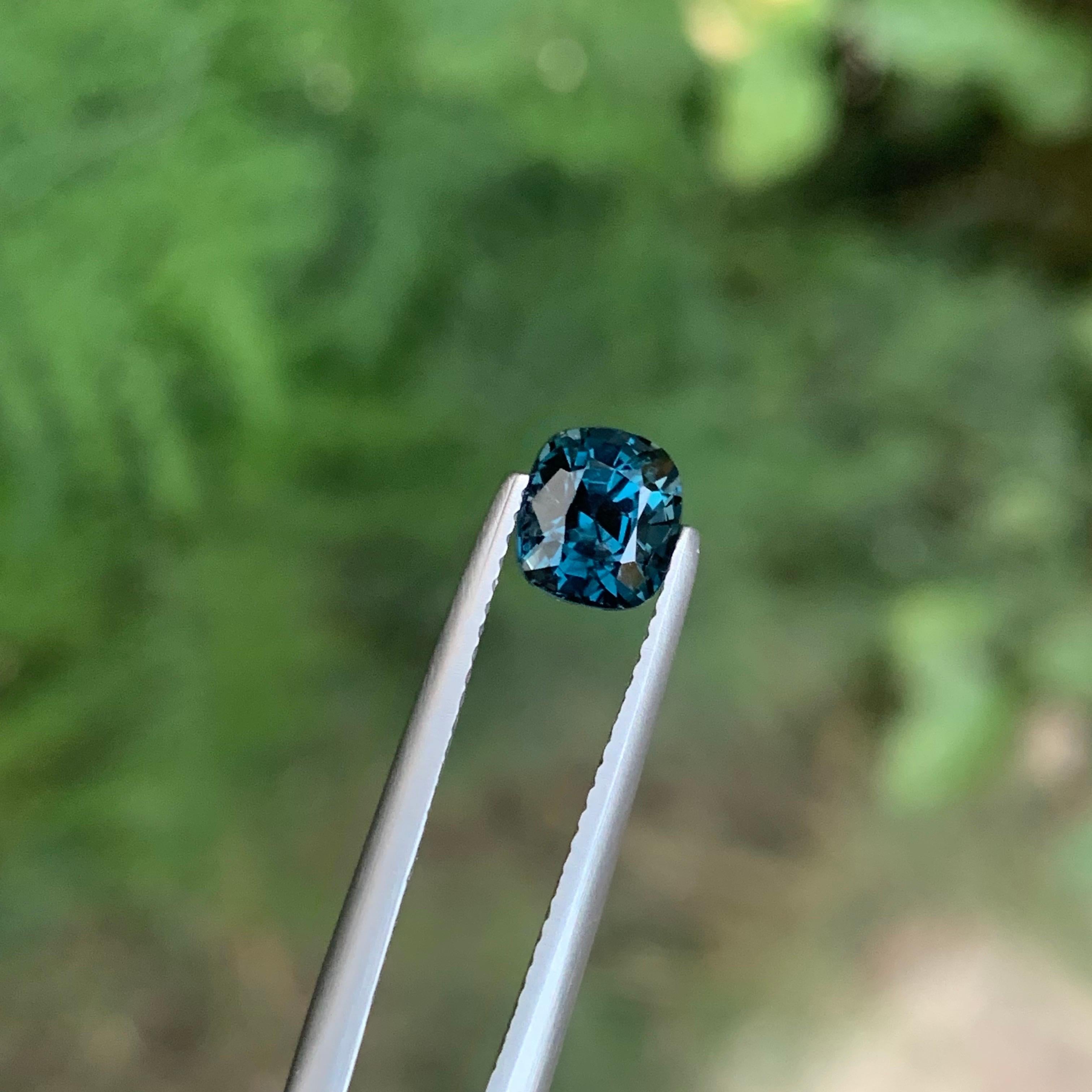 Spinello di cobalto sfuso naturale certificato AIG da 1,32 carati proveniente dalla Tanzania in vendita 4