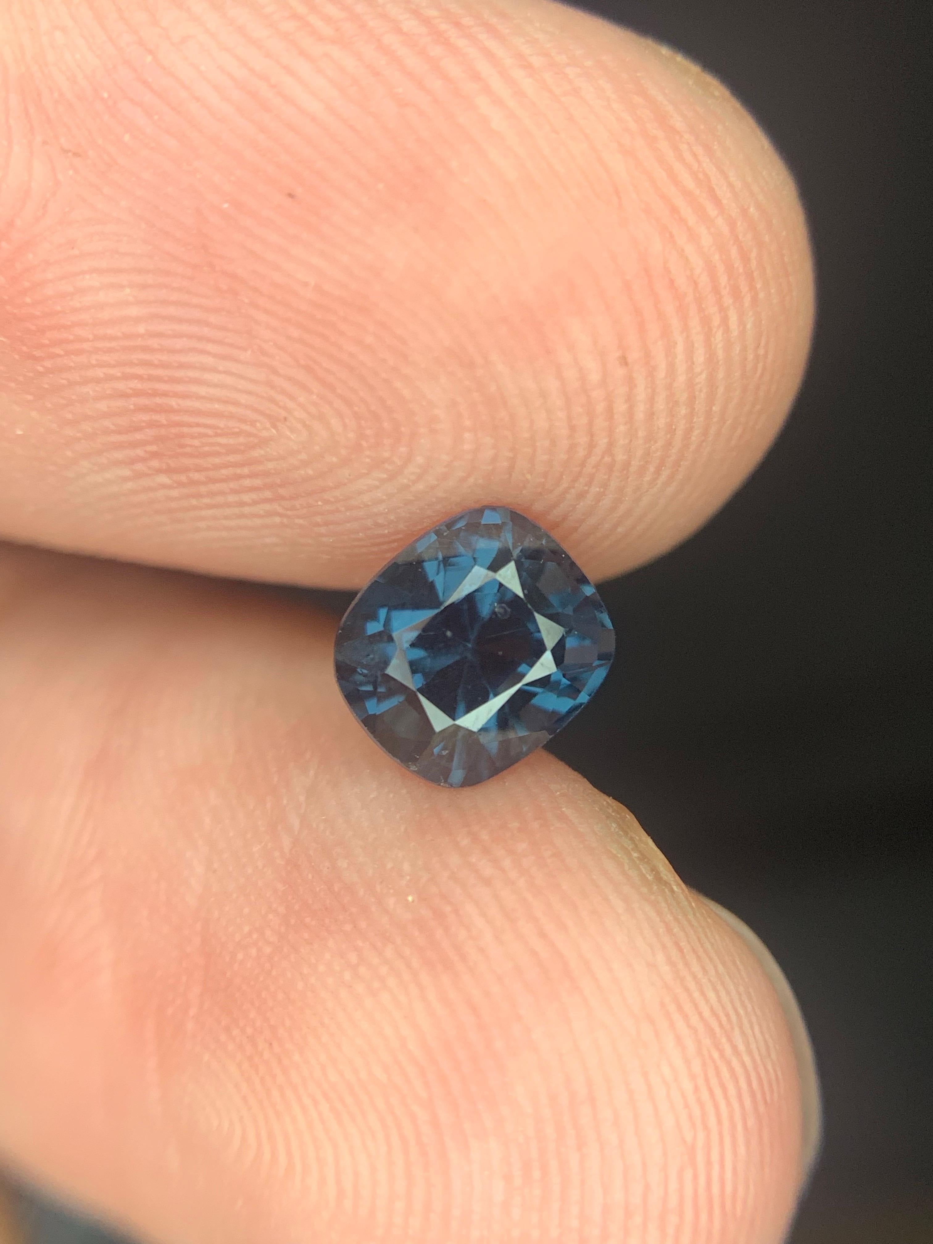 Spinello di cobalto sfuso naturale certificato AIG da 1,32 carati proveniente dalla Tanzania in vendita 5