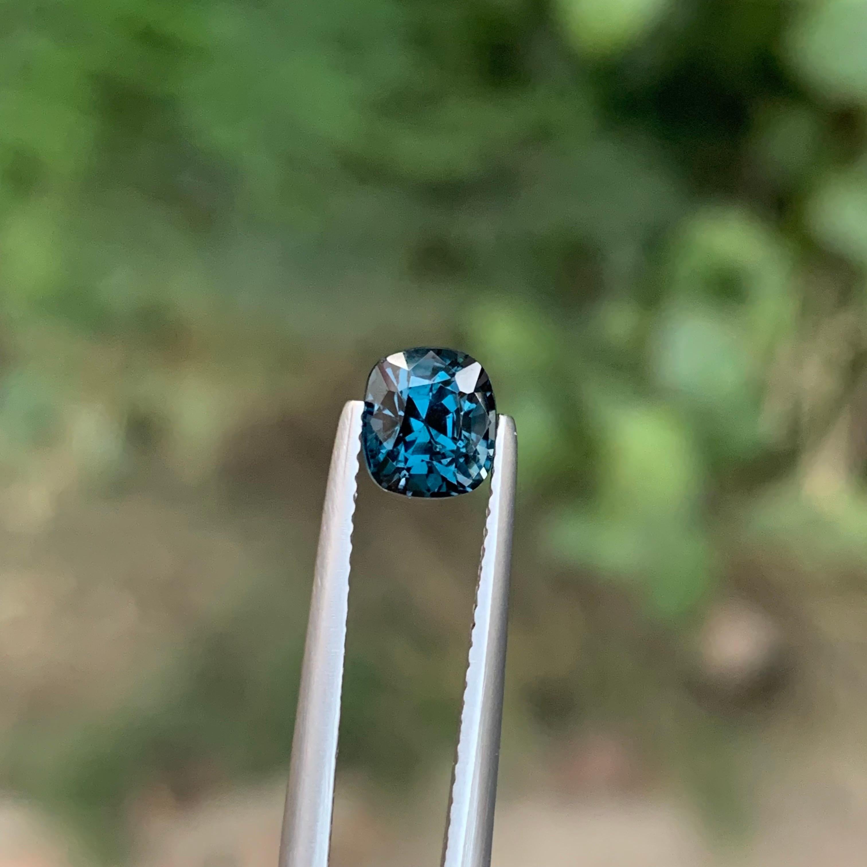 Arts and Crafts Spinello di cobalto sfuso naturale certificato AIG da 1,32 carati proveniente dalla Tanzania in vendita