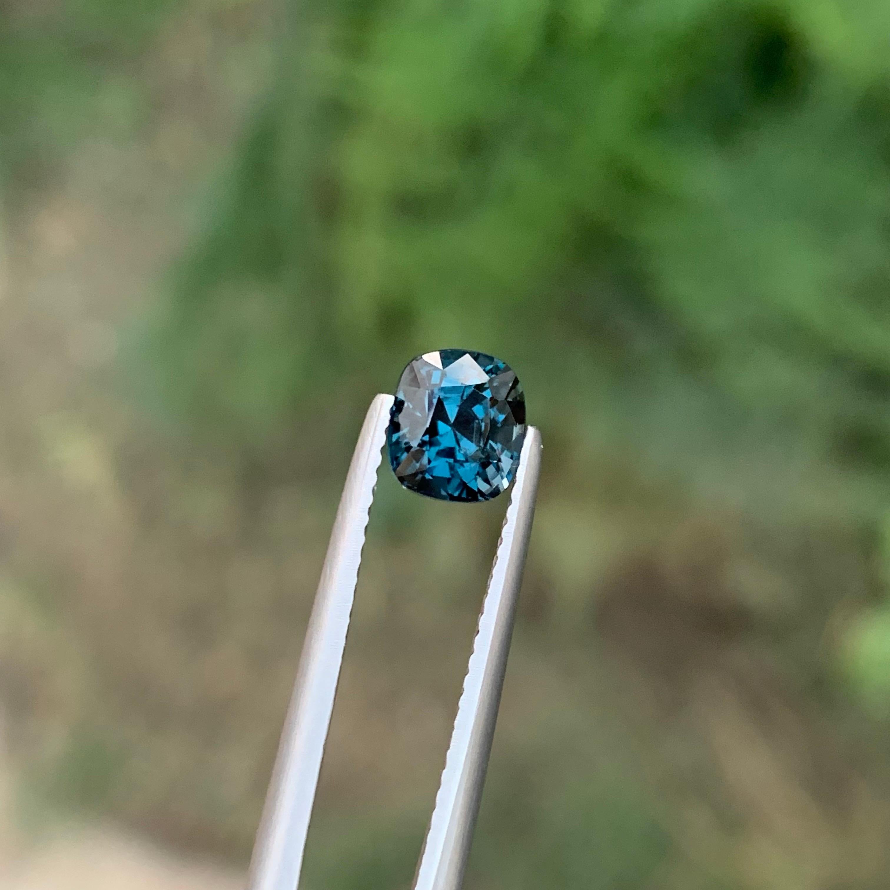 Taglio cuscino Spinello di cobalto sfuso naturale certificato AIG da 1,32 carati proveniente dalla Tanzania in vendita