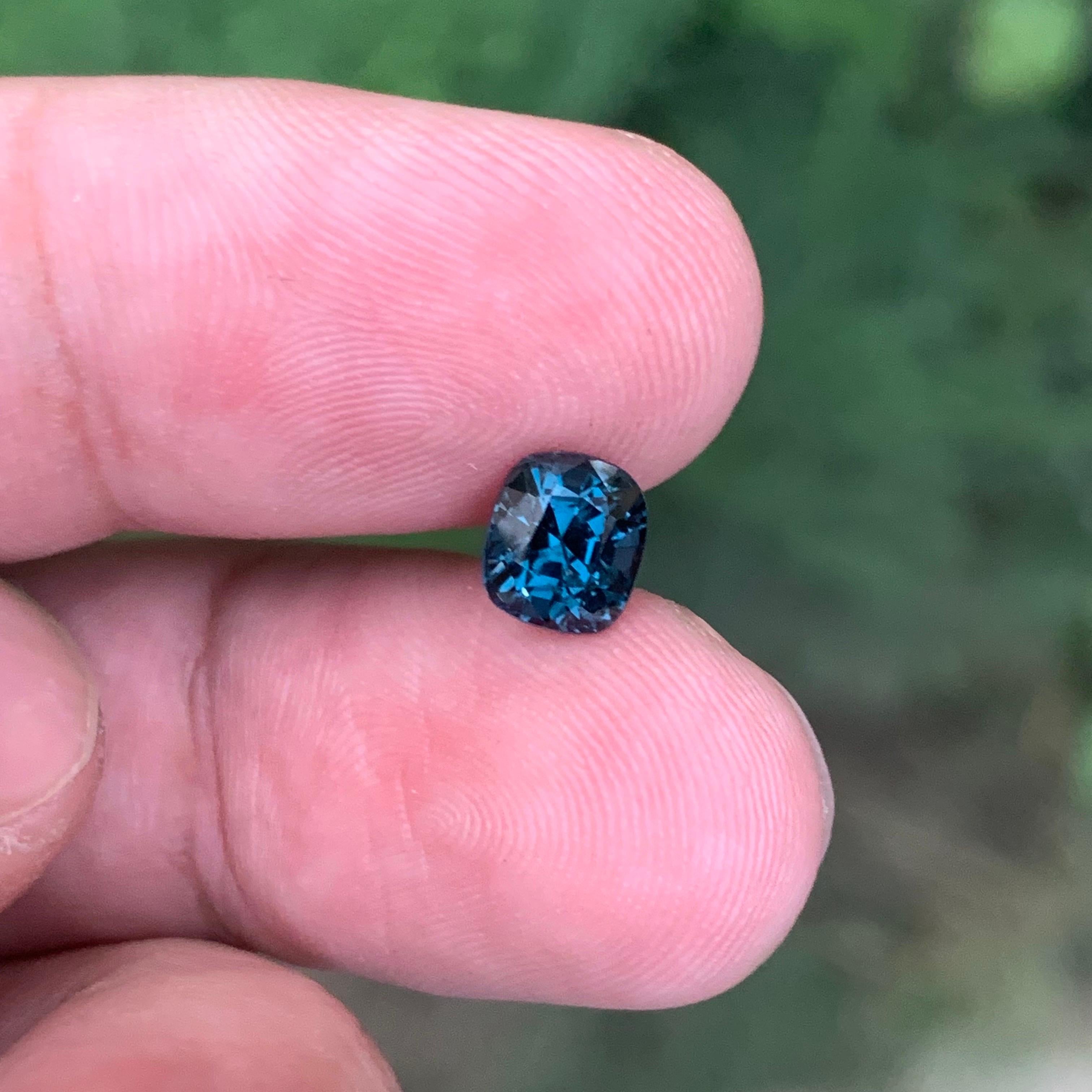 Spinello di cobalto sfuso naturale certificato AIG da 1,32 carati proveniente dalla Tanzania In condizioni Nuovo in vendita a Peshawar, PK