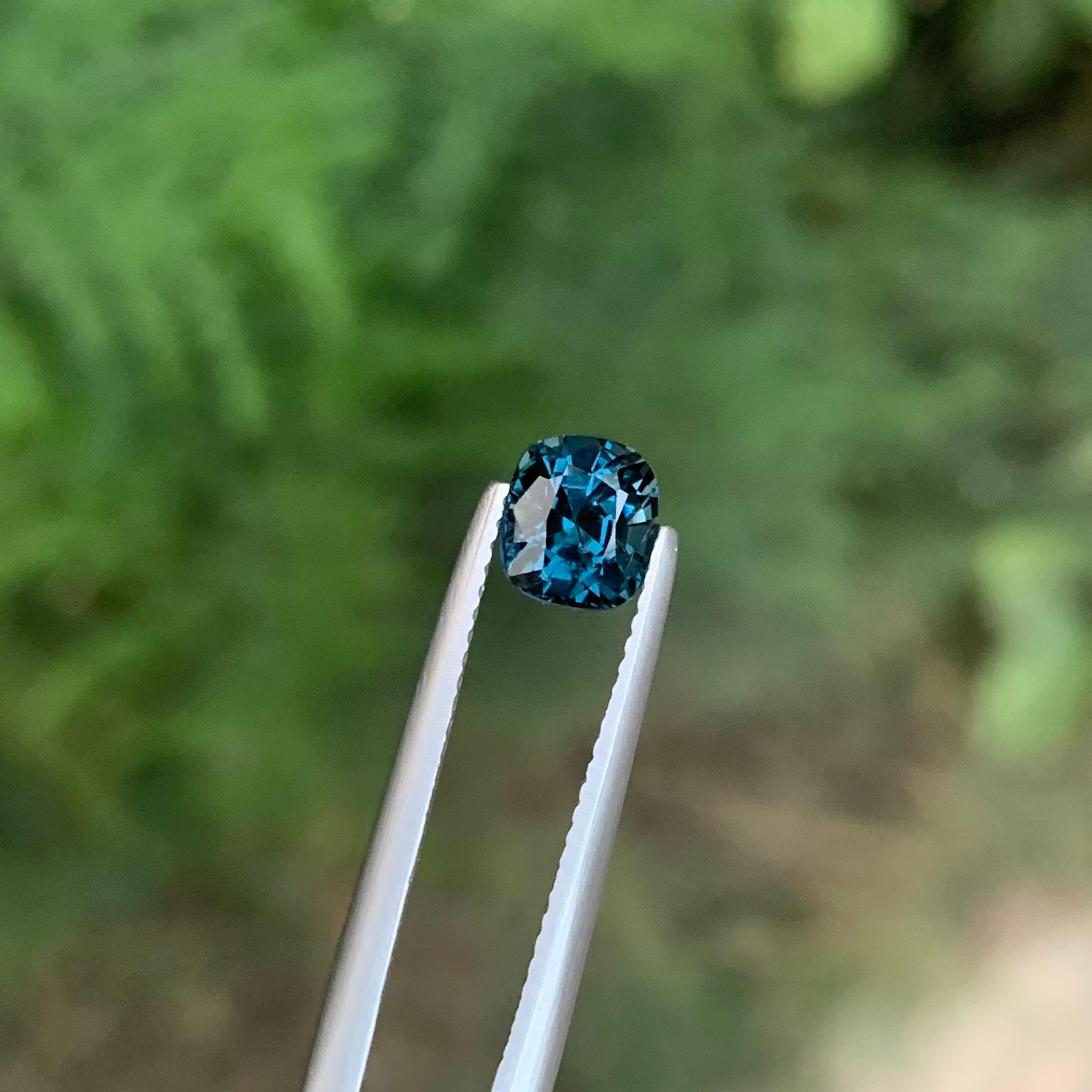 Spinello di cobalto sfuso naturale certificato AIG da 1,32 carati proveniente dalla Tanzania in vendita 1