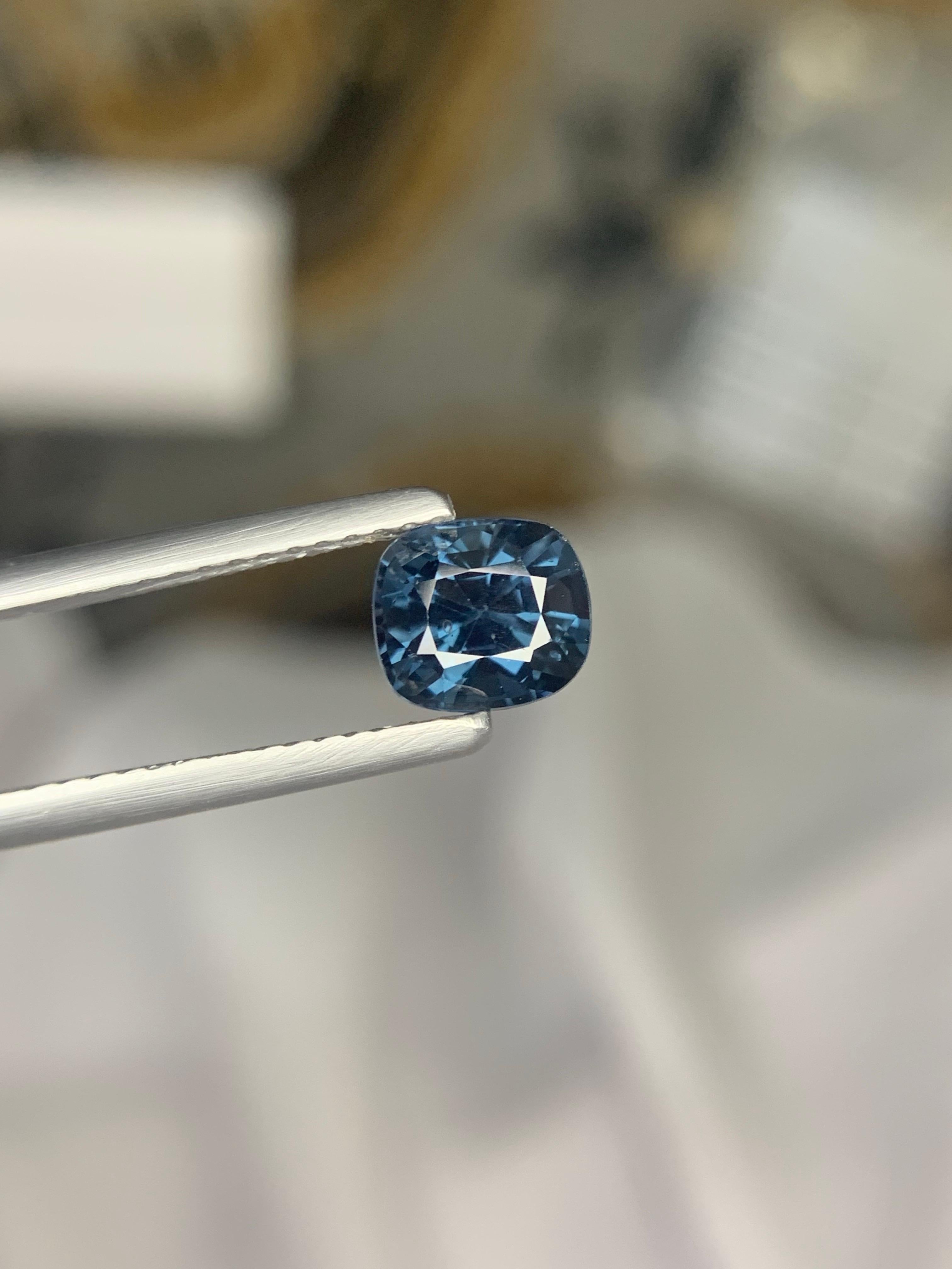 Spinello di cobalto sfuso naturale certificato AIG da 1,32 carati proveniente dalla Tanzania in vendita 2