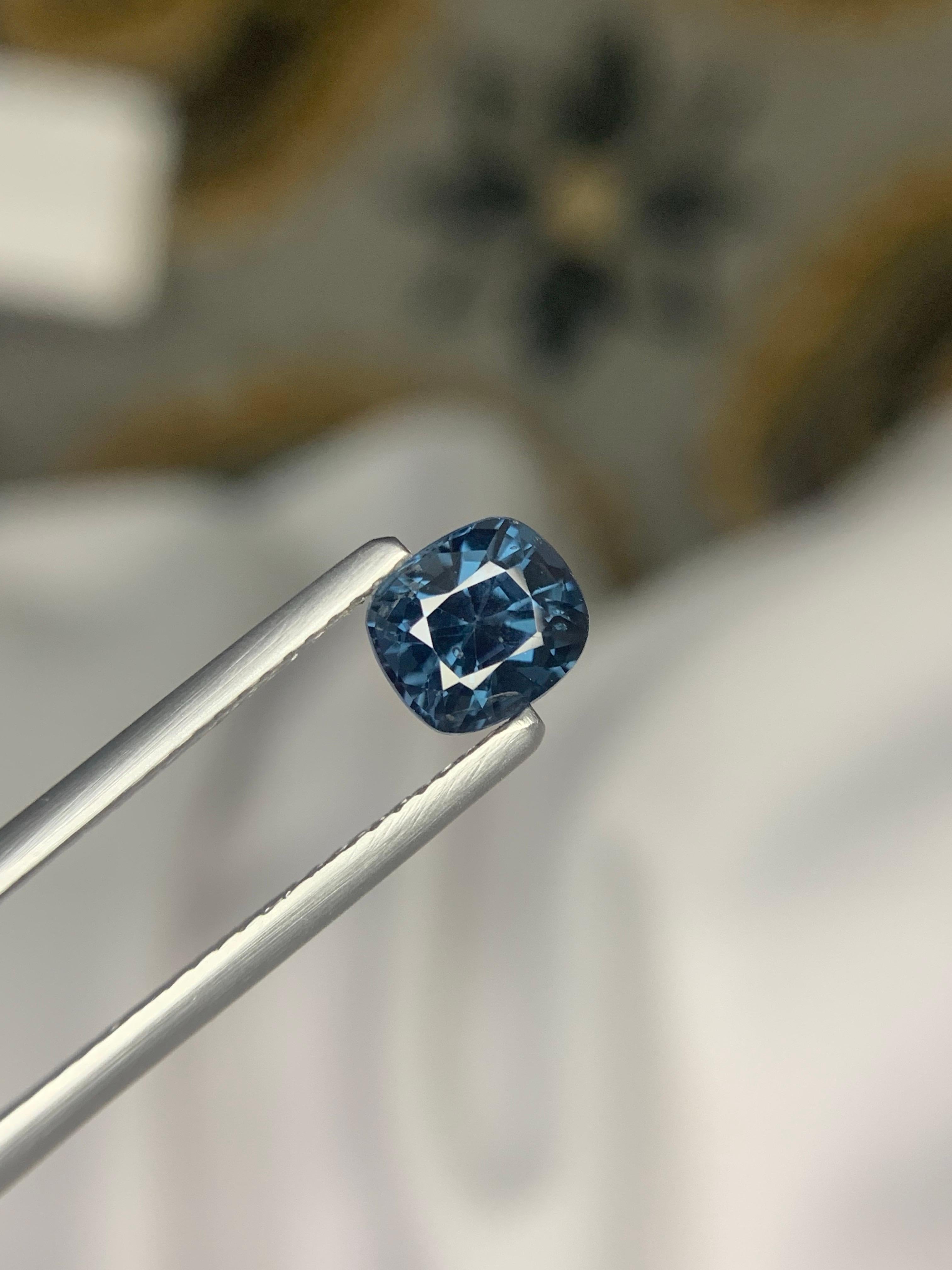 Spinello di cobalto sfuso naturale certificato AIG da 1,32 carati proveniente dalla Tanzania in vendita 3