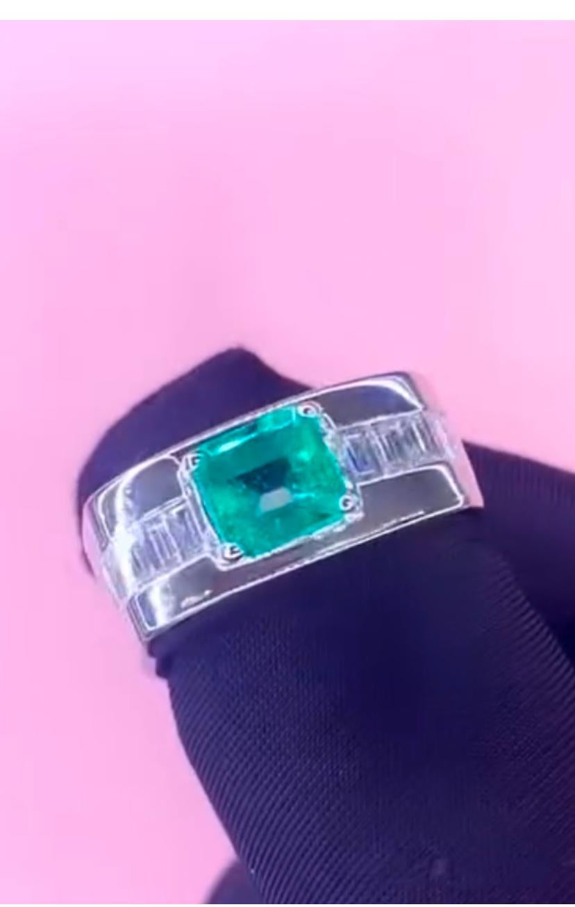 An exquisite Emerald and Diamonds Men's Ring.
Stunning ring come in 18k gold with lustrous Colombian of 1,35 carat, spectacular vibrant. color , and Natural Diamonds of 0,50 carats, F color VS clarity, very sparkly.
Handcrafted by artisan