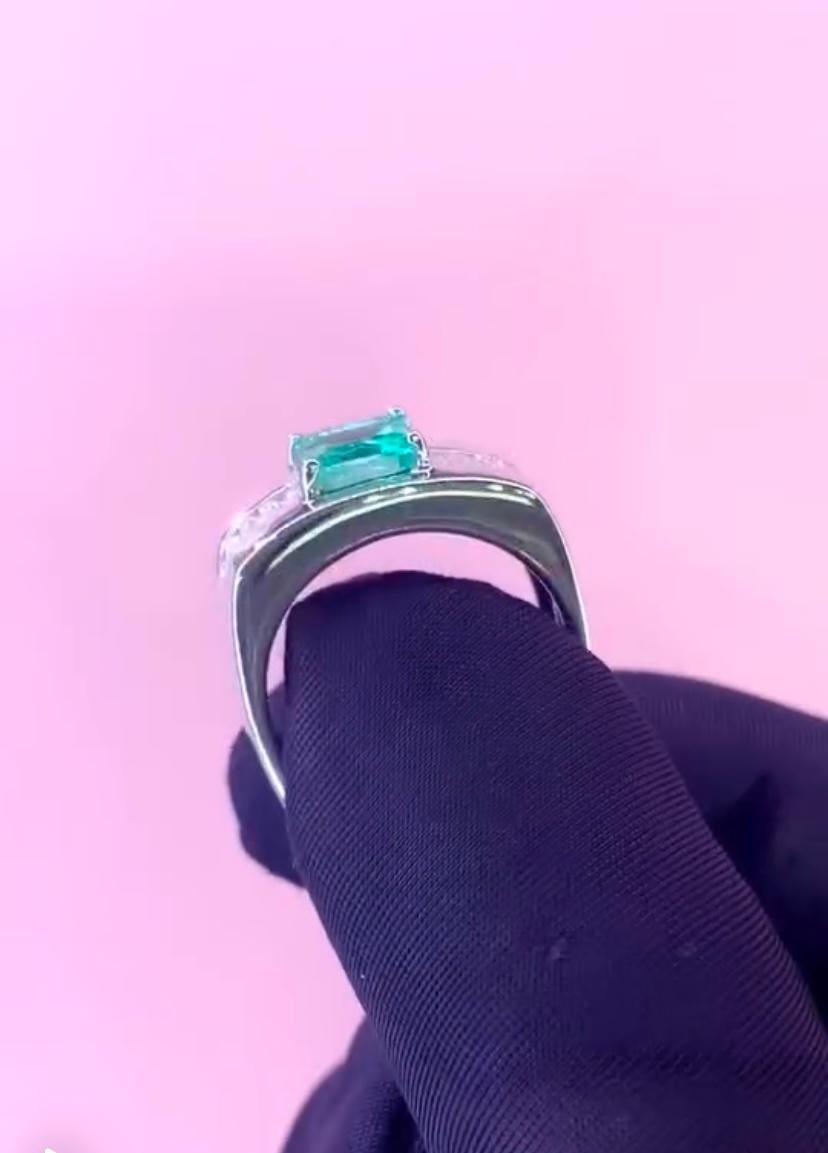 Women's or Men's AIG Certified 1.35 Carat Colombian Emerald Diamonds Men's 18K Gold Ring For Sale