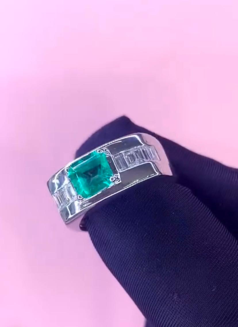 AIG Certified 1.35 Carat Colombian Emerald Diamonds Men's 18K Gold Ring For Sale 2