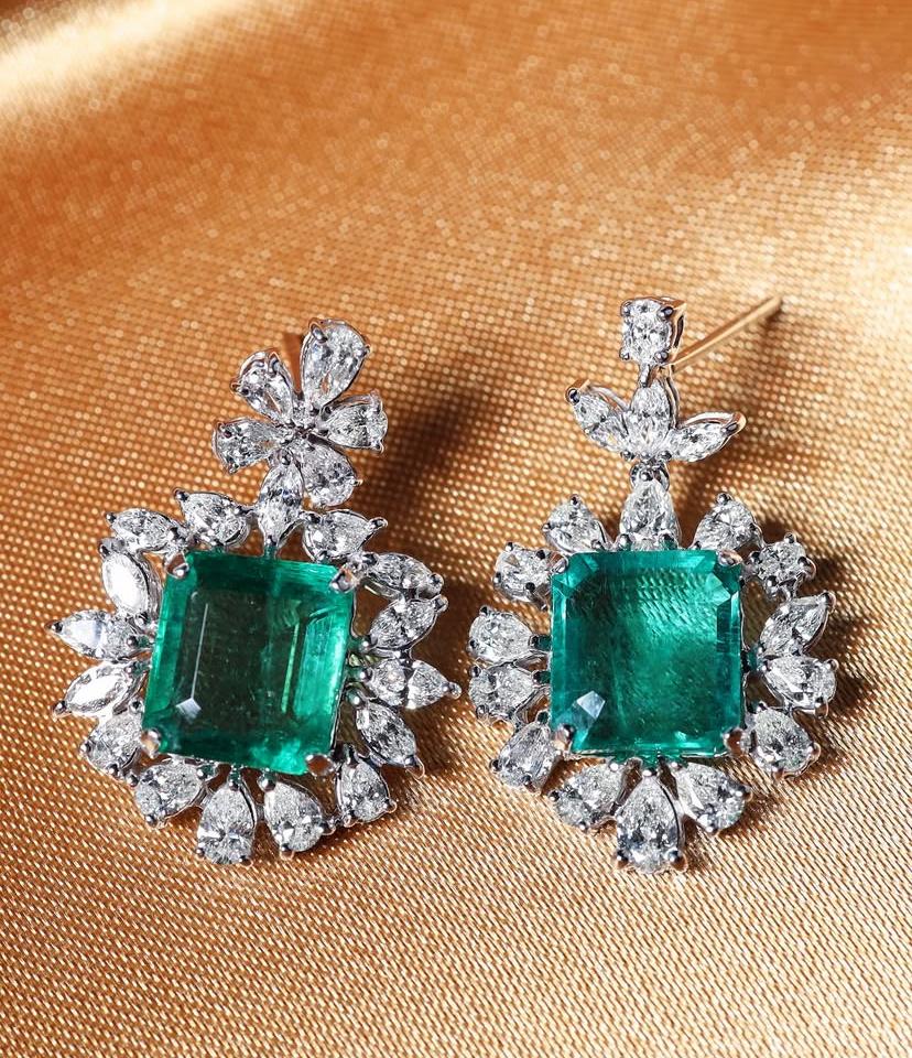 Taille émeraude Boucles d'oreilles en or 18k certifiées AIG 14,00 carats d'émeraudes zambiennes 3,70 ct de diamants en vente