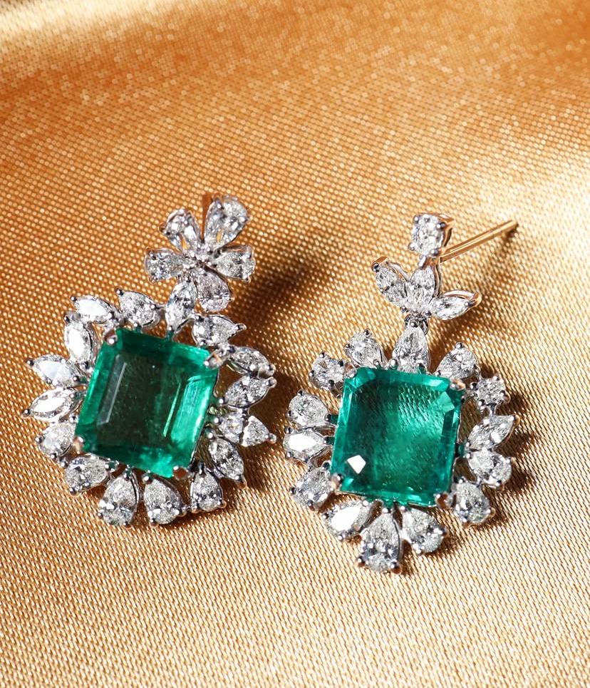 Boucles d'oreilles en or 18k certifiées AIG 14,00 carats d'émeraudes zambiennes 3,70 ct de diamants Neuf - En vente à Massafra, IT