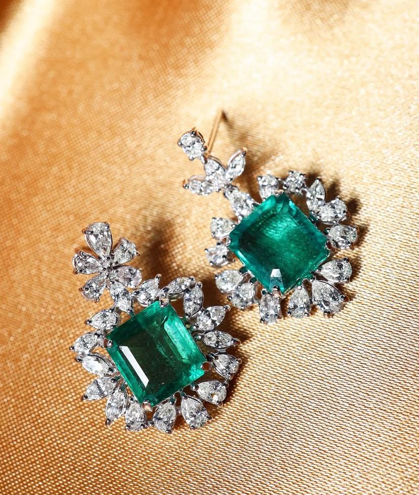 Boucles d'oreilles en or 18k certifiées AIG 14,00 carats d'émeraudes zambiennes 3,70 ct de diamants Pour femmes en vente