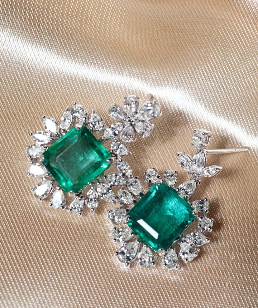 Boucles d'oreilles en or 18k certifiées AIG 14,00 carats d'émeraudes zambiennes 3,70 ct de diamants en vente 1